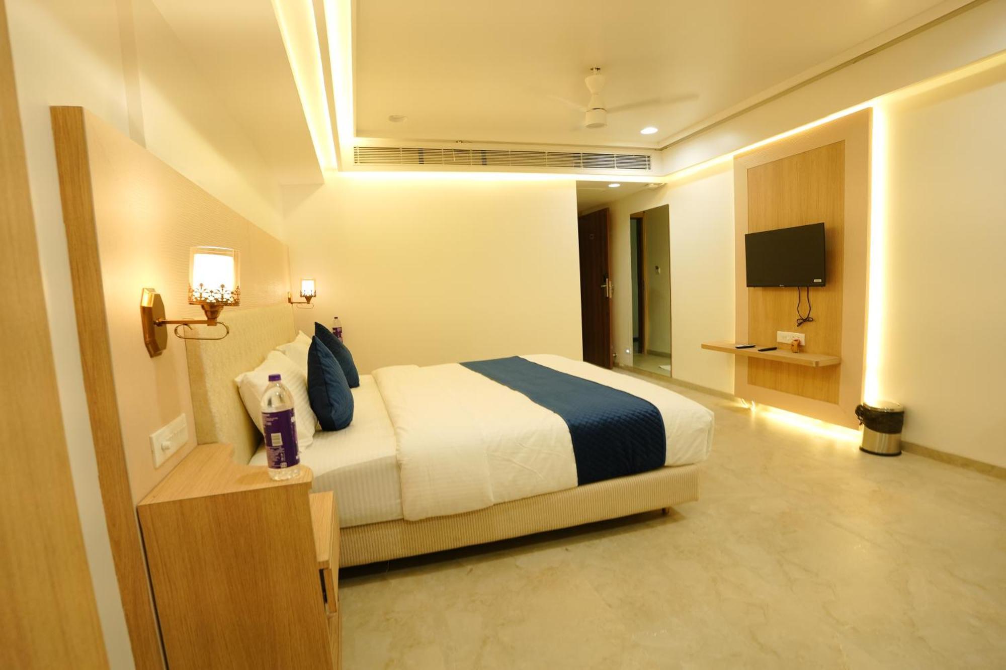 Hotel 6 Seasons, Koregoan Park, Pune Exterior photo