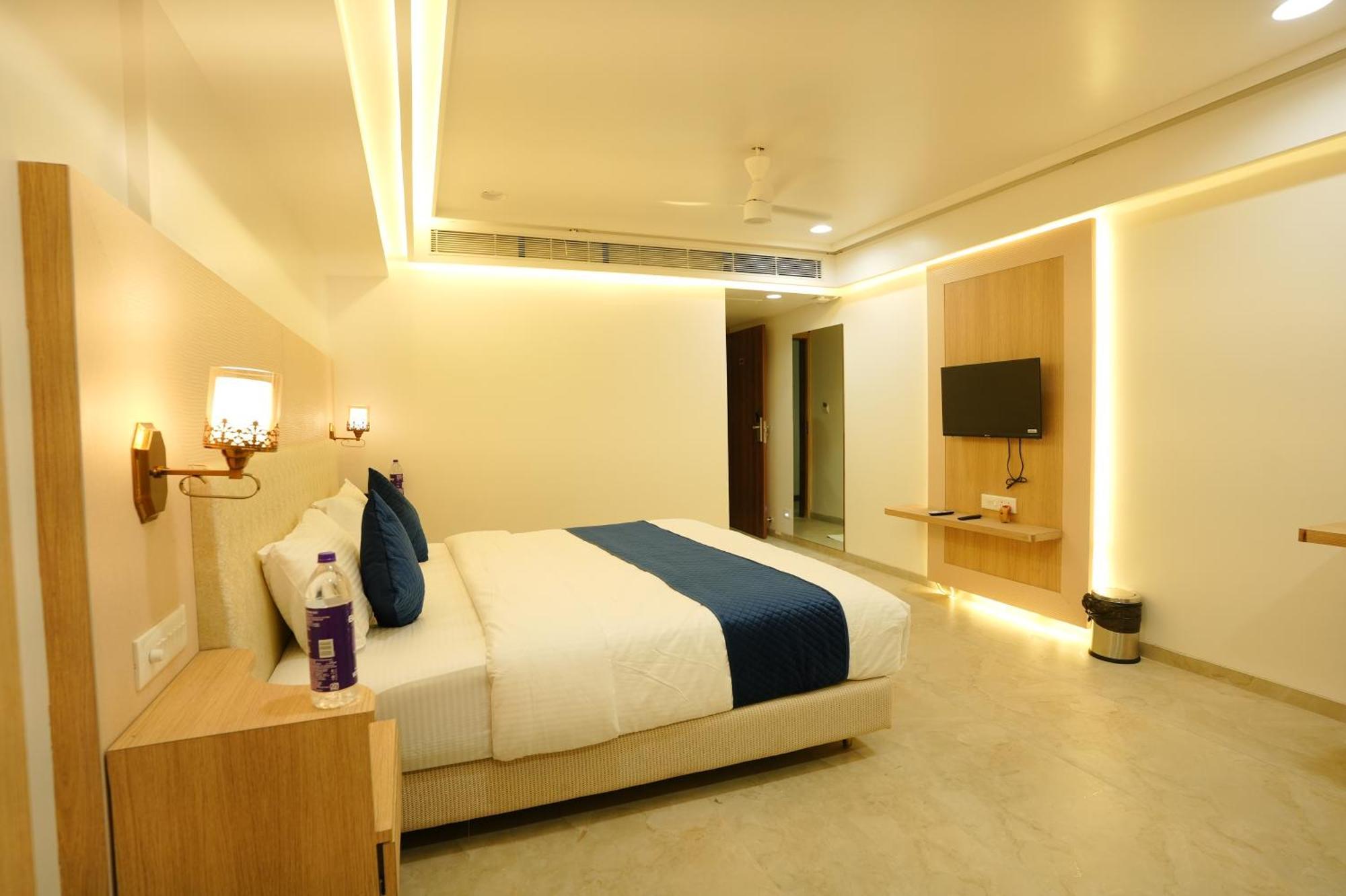 Hotel 6 Seasons, Koregoan Park, Pune Exterior photo