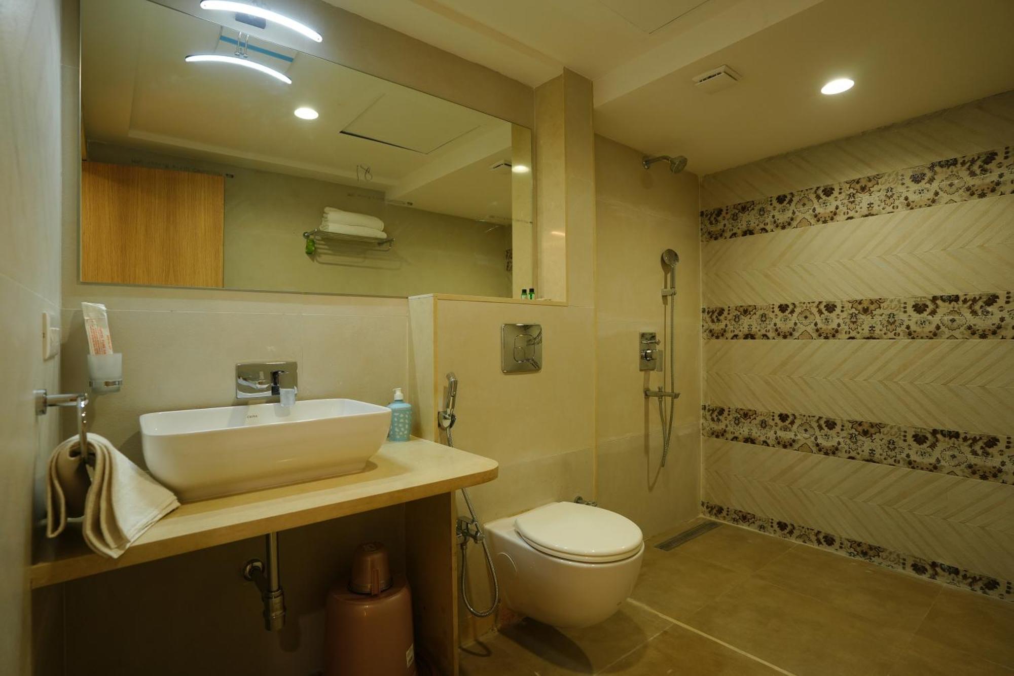 Hotel 6 Seasons, Koregoan Park, Pune Exterior photo