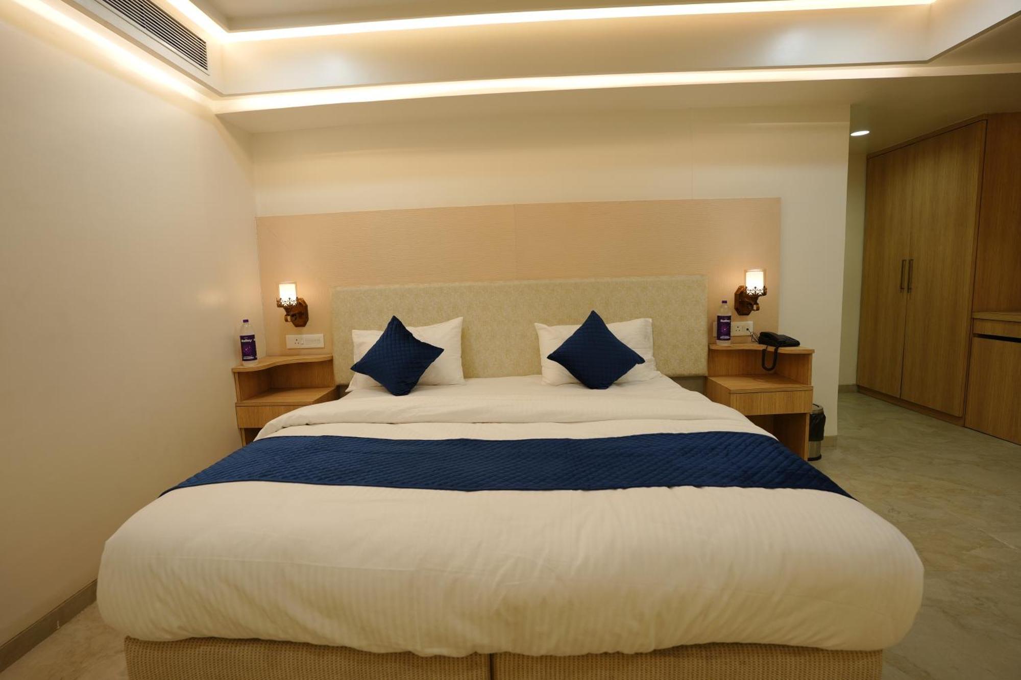 Hotel 6 Seasons, Koregoan Park, Pune Exterior photo