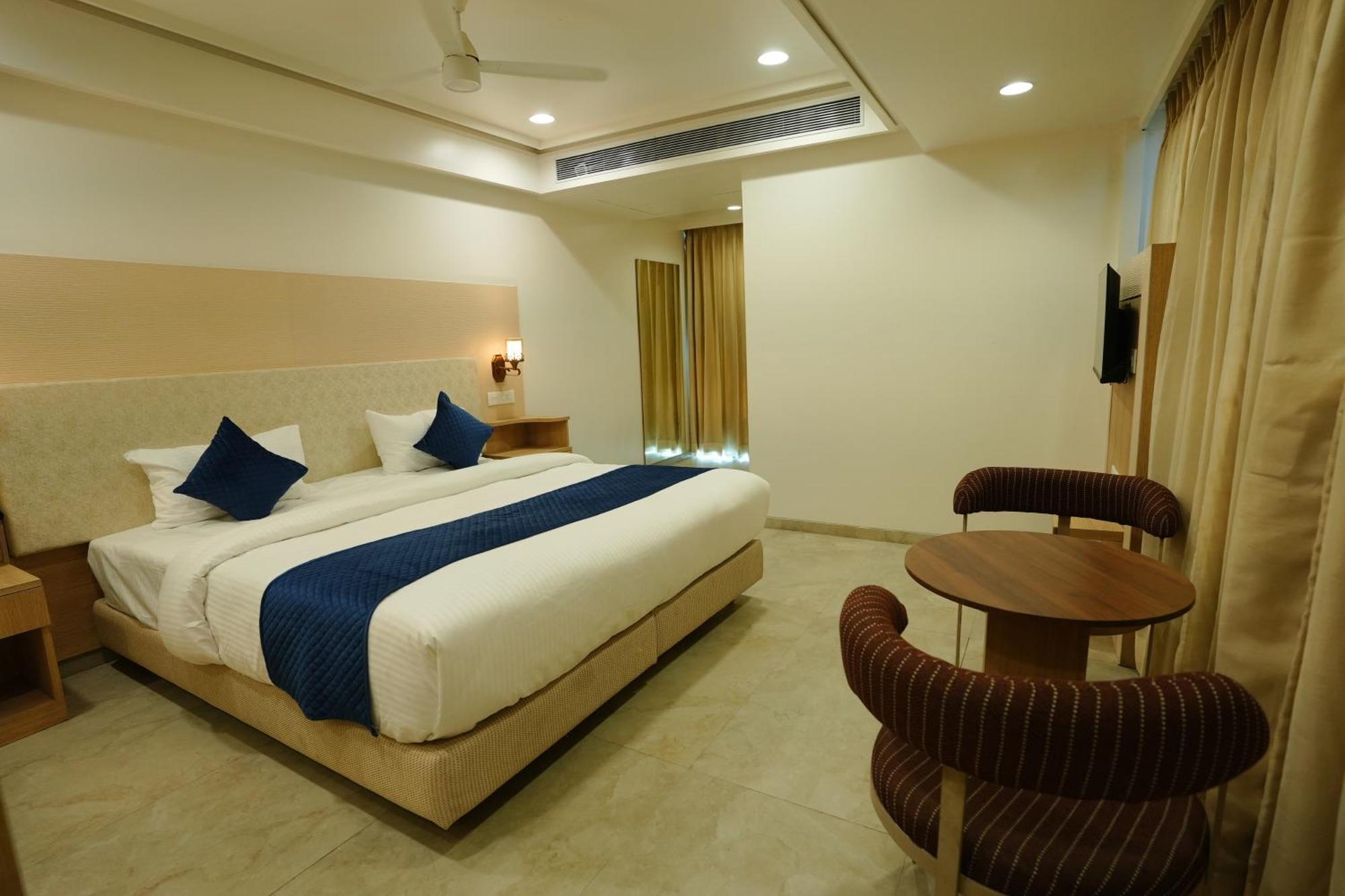 Hotel 6 Seasons, Koregoan Park, Pune Exterior photo