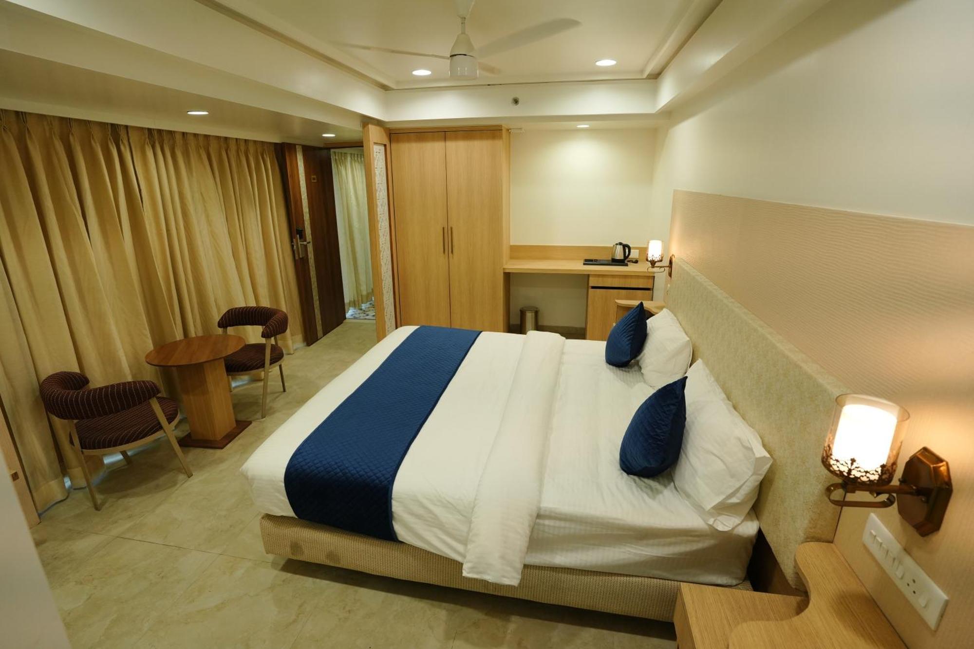 Hotel 6 Seasons, Koregoan Park, Pune Exterior photo