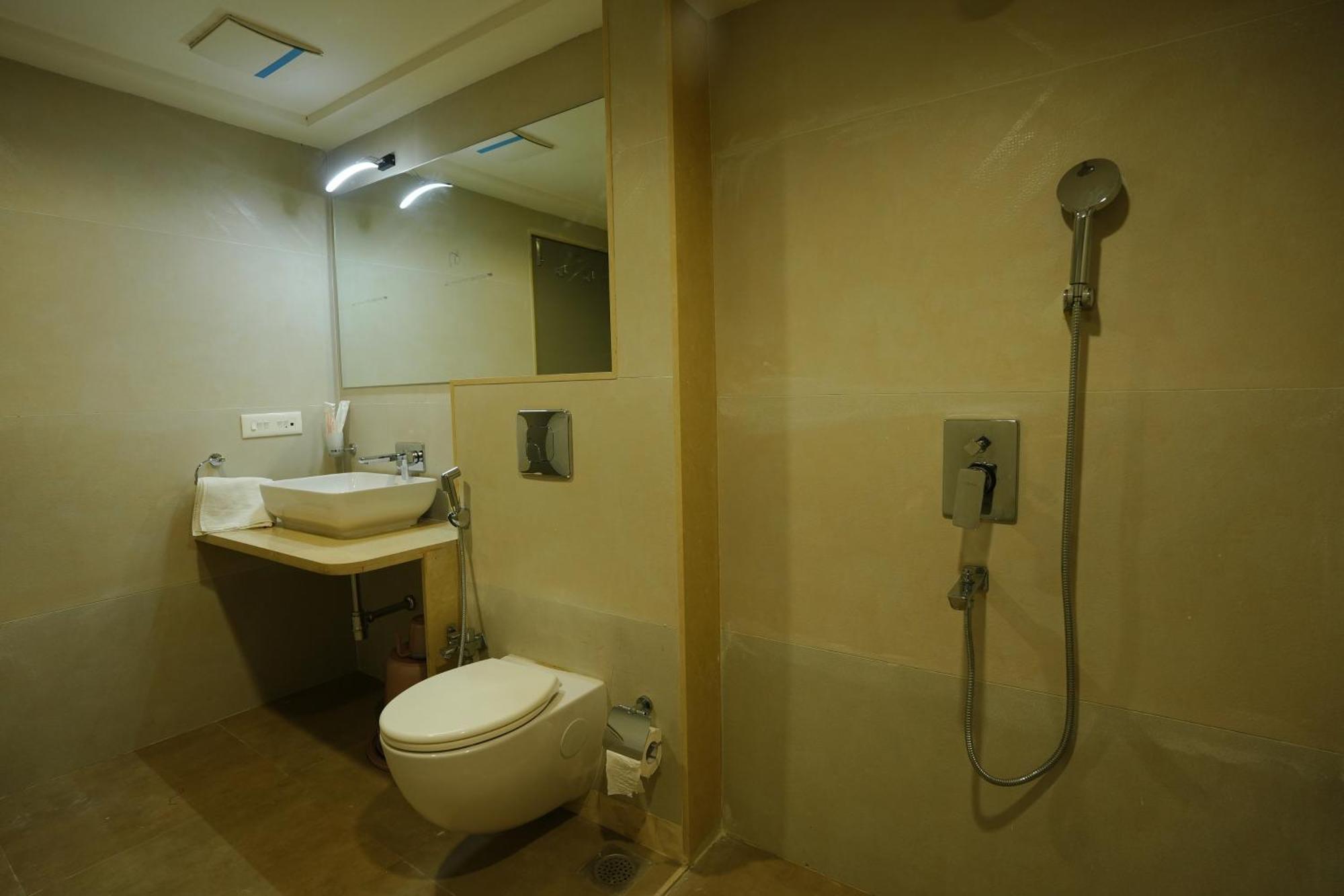 Hotel 6 Seasons, Koregoan Park, Pune Exterior photo