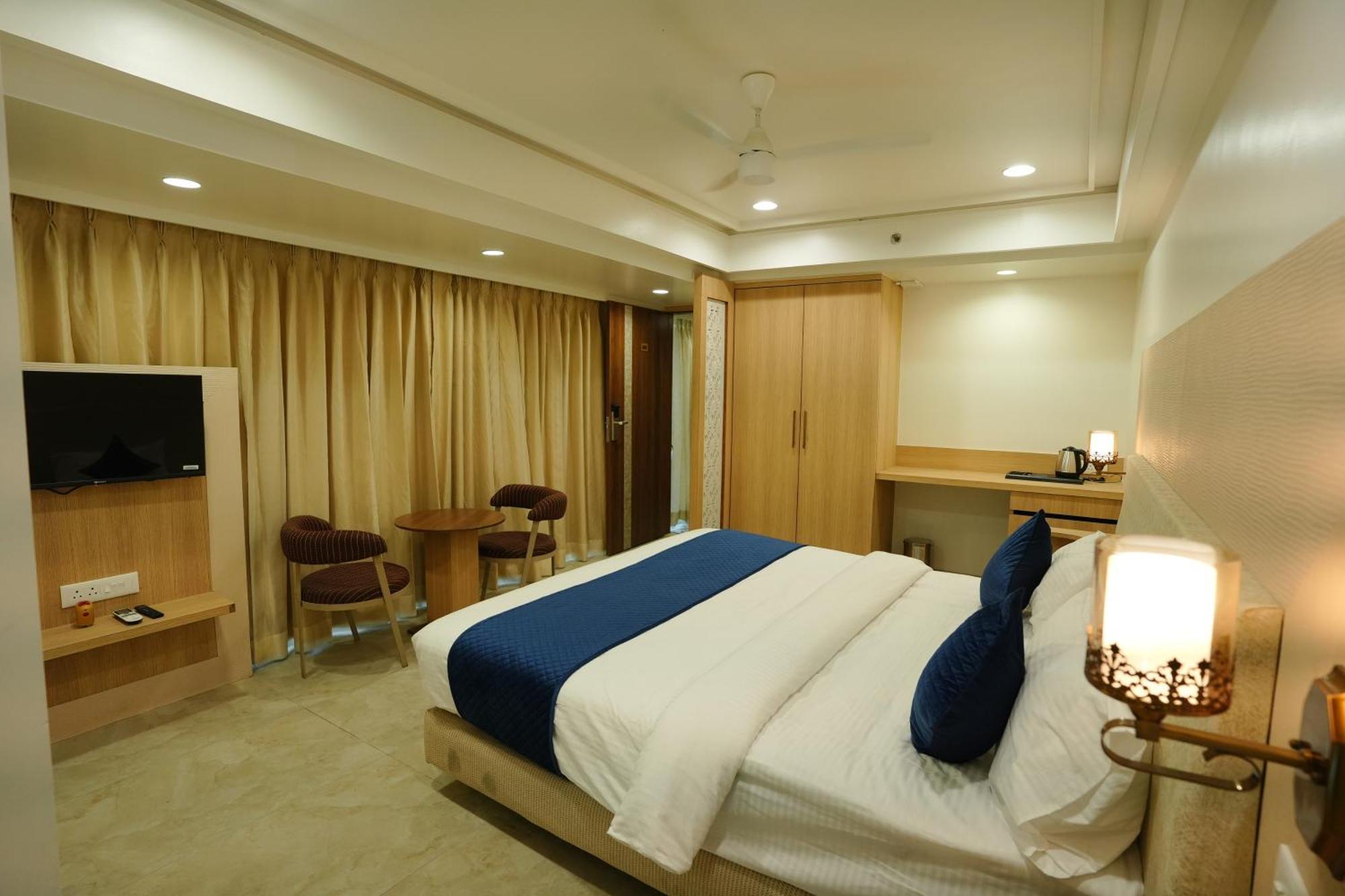 Hotel 6 Seasons, Koregoan Park, Pune Exterior photo