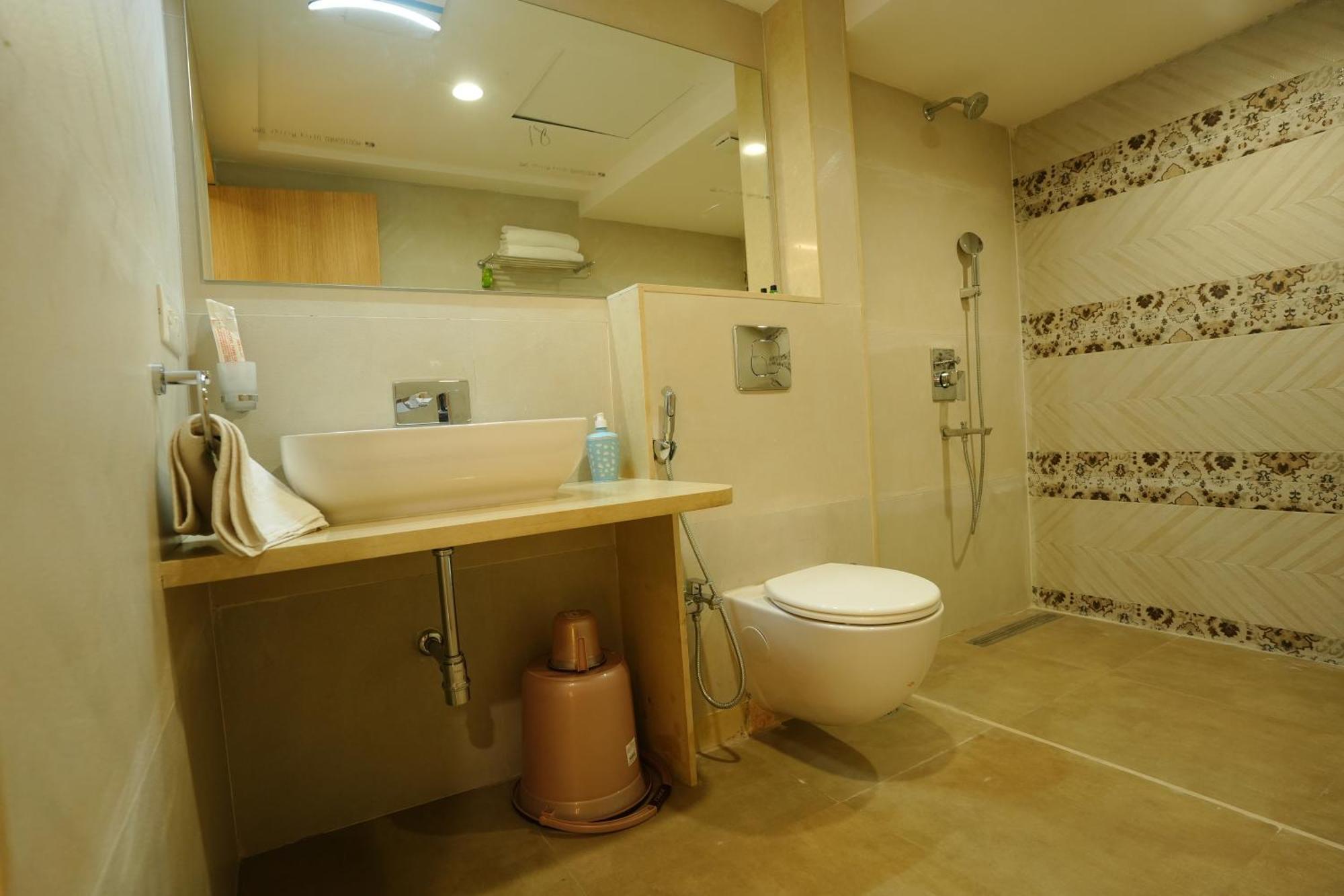 Hotel 6 Seasons, Koregoan Park, Pune Exterior photo