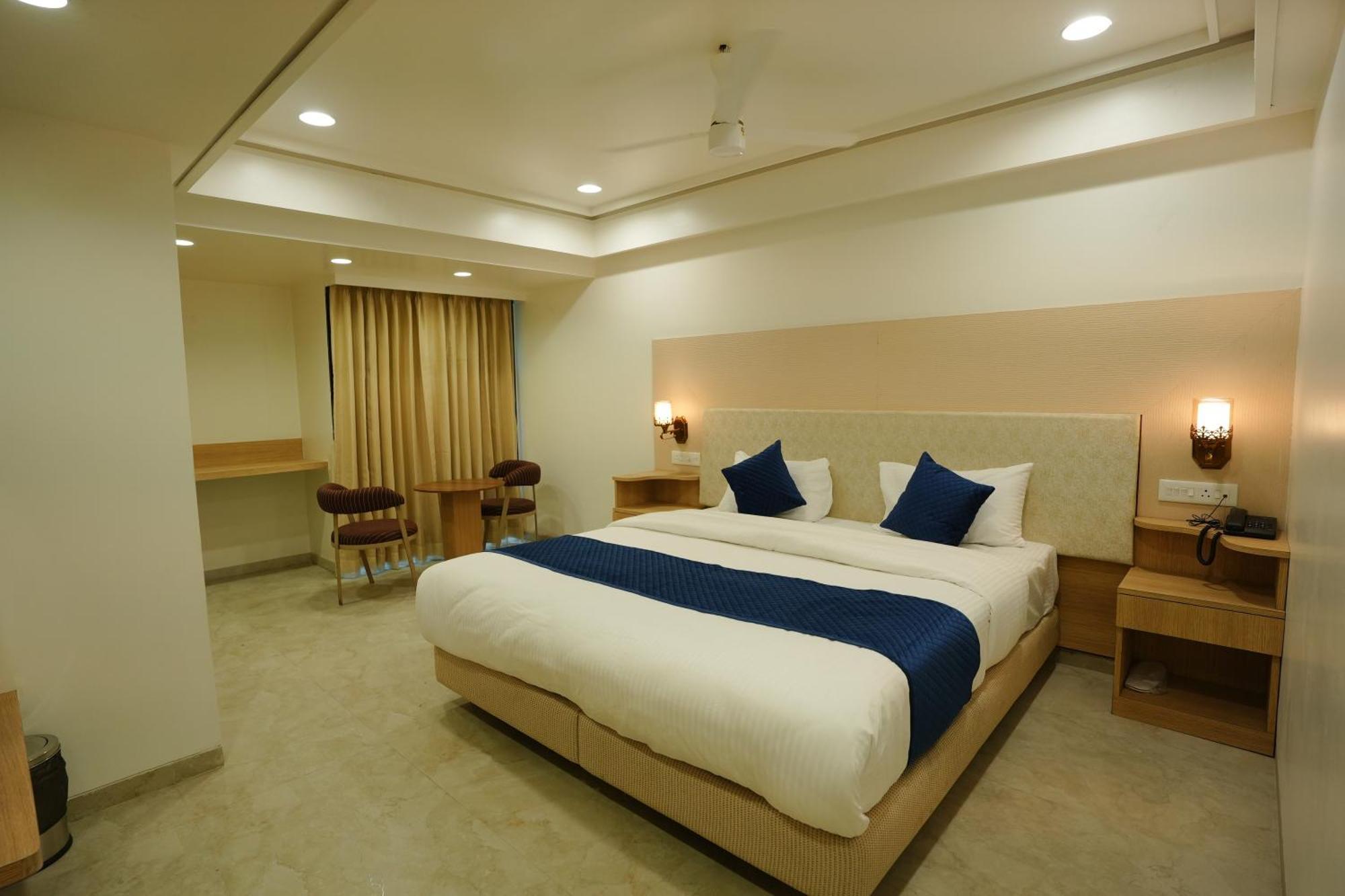Hotel 6 Seasons, Koregoan Park, Pune Exterior photo