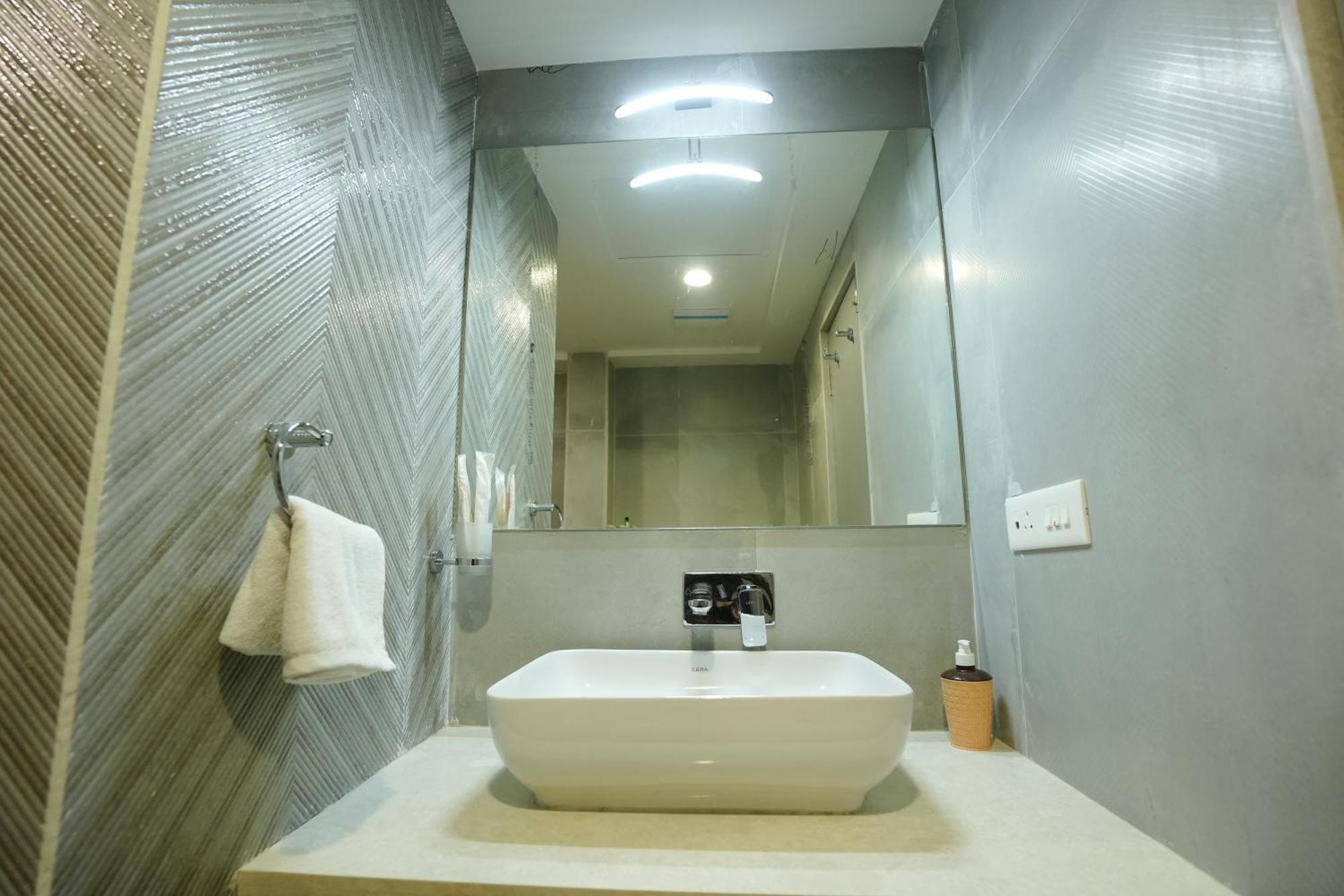 Hotel 6 Seasons, Koregoan Park, Pune Exterior photo