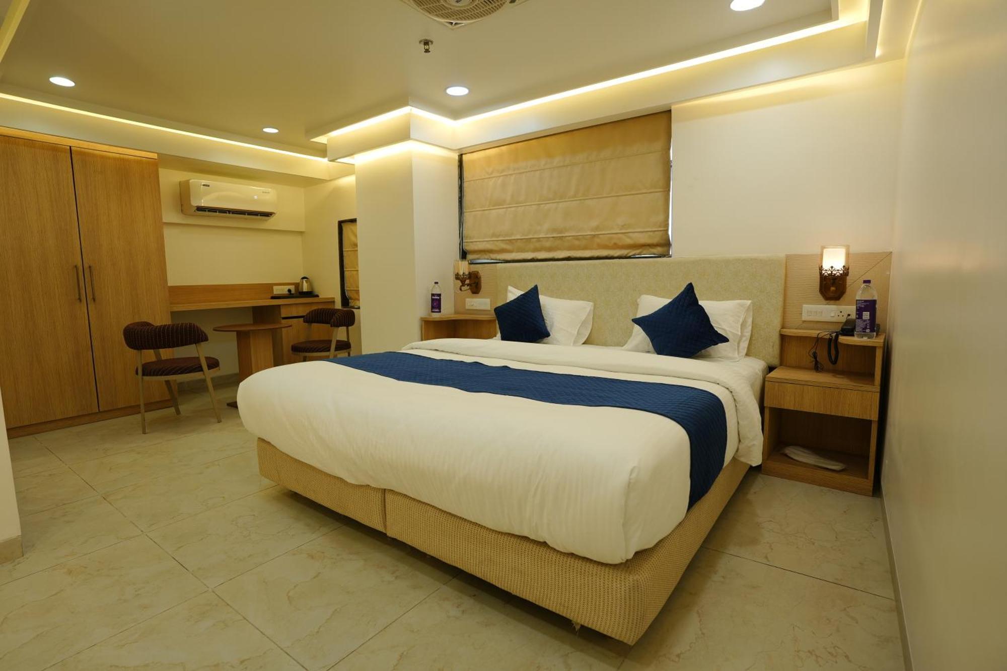 Hotel 6 Seasons, Koregoan Park, Pune Exterior photo