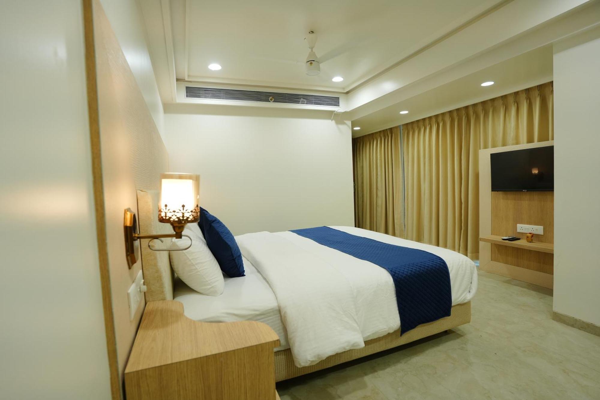 Hotel 6 Seasons, Koregoan Park, Pune Exterior photo